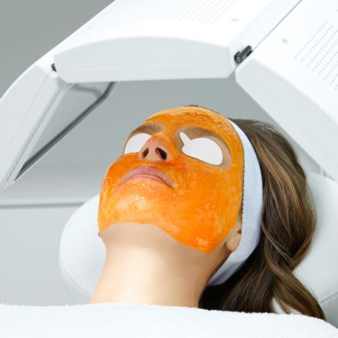 Frau bei der Behandlung ihrer Akne im Gesicht